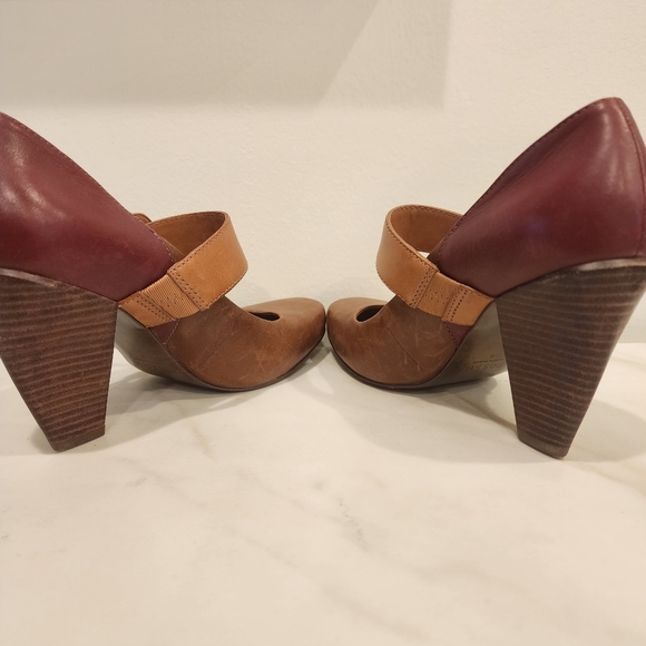 Fossil, size 8 leather 3" beautiful high heel with strap sand unique heel shape. - Picture 2 of 16